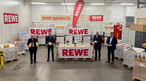 Oktober 2021; REWE übergibt Zusatzspende zur Tafeltüten-Aktion