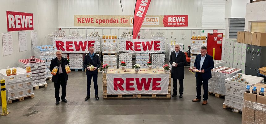 Oktober 2021; REWE übergibt Zusatzspende zur Tafeltüten-Aktion